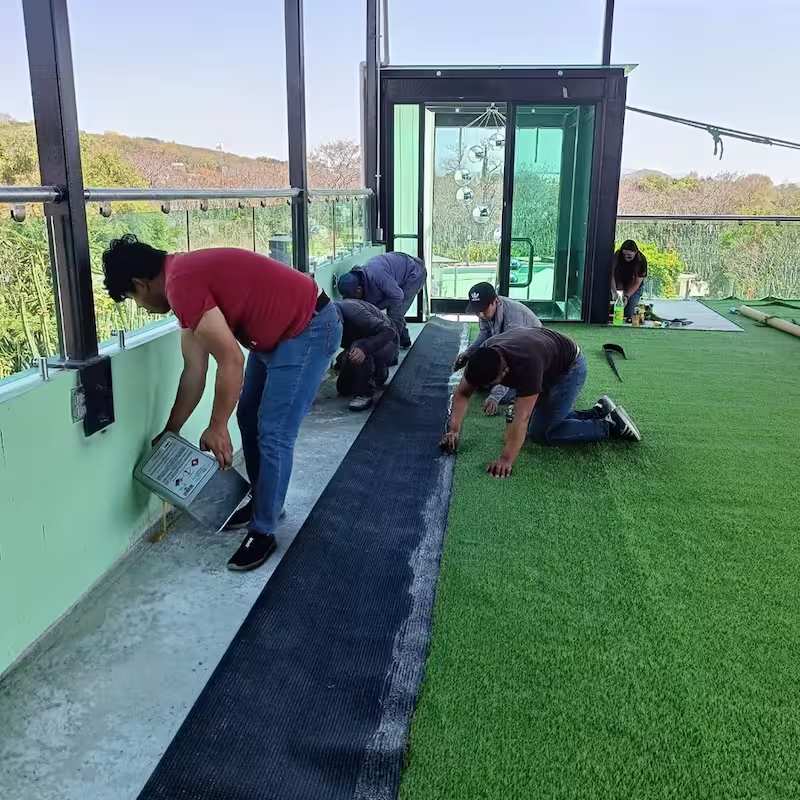 DecoStore instalando cesped residencial